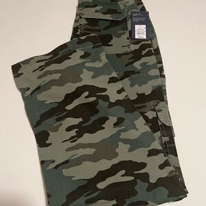 NWT Women's Universal Thread Straight Size 0/28 Green Camouflage Pant Zip (G1)
